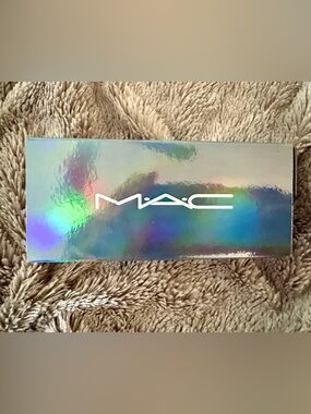 MAC Cosmetics Iridescent Multicolor Lipstick “Kissing Box”
